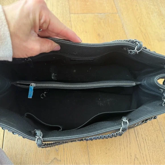 CHANEL Elegant Black Leather Shoulder Bag - Picture 5 of 10